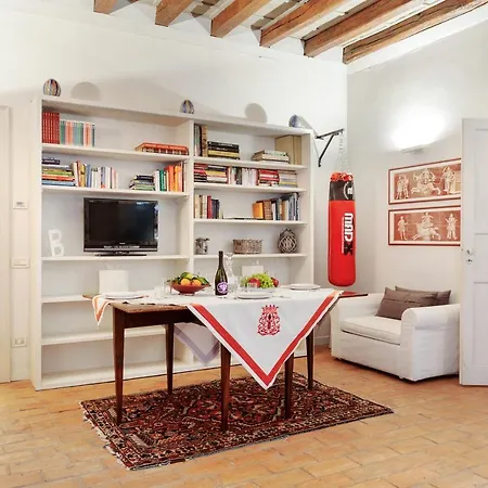 La Dimora Medievale Del Duca Ferrara