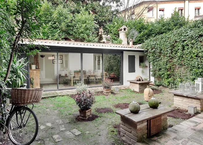 La Dimora Medievale Del Duca Ferrara