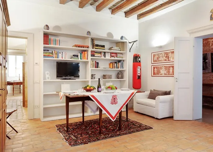 La Dimora Medievale Del Duca Ferrara